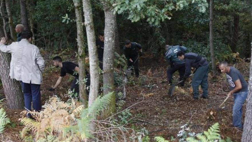Agentes de la Guardia Civil durante el último rastreo en busca de restos óseos en A Cañiza.  // R. Grobas