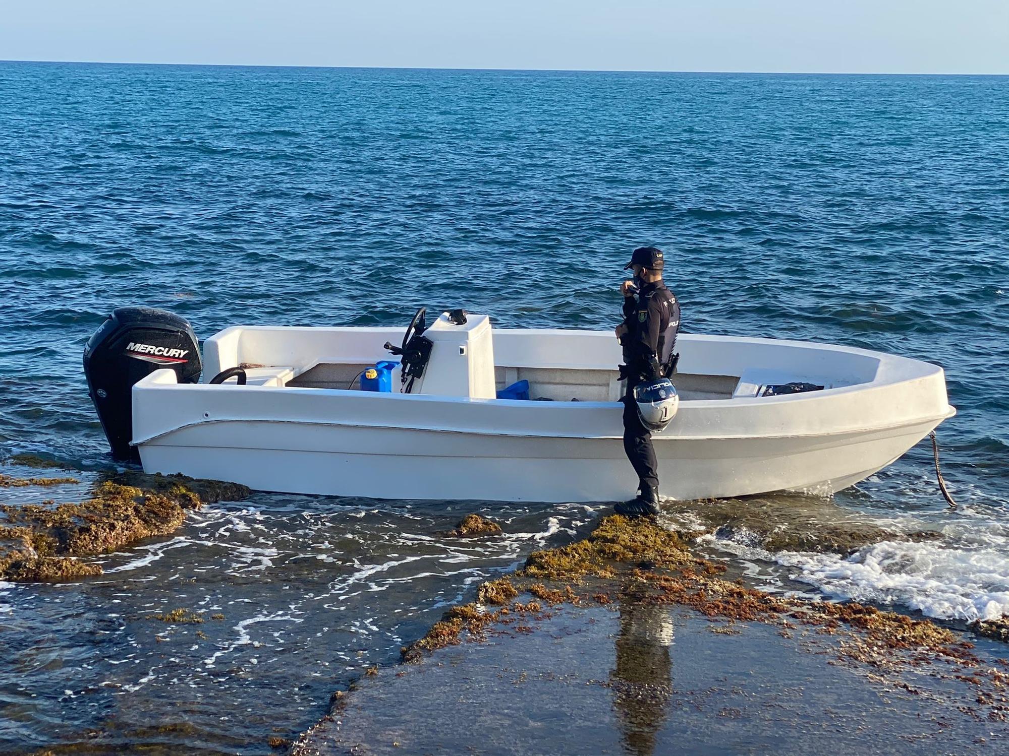 Interceptan a 12 inmigrantes tras llegar en una patera al Cabo de las Huertas