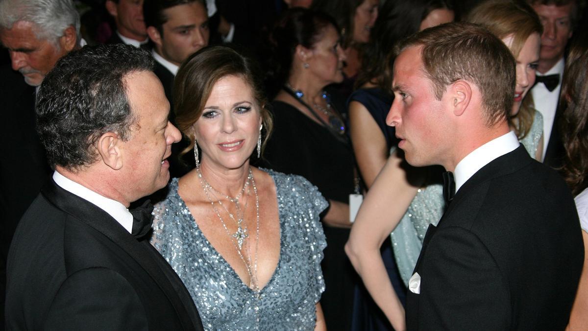 El príncipe Guillermo departe con Tom Hanks, Rita Wilson, junto a Nicole Kidman, en los BAFTA de 2011.