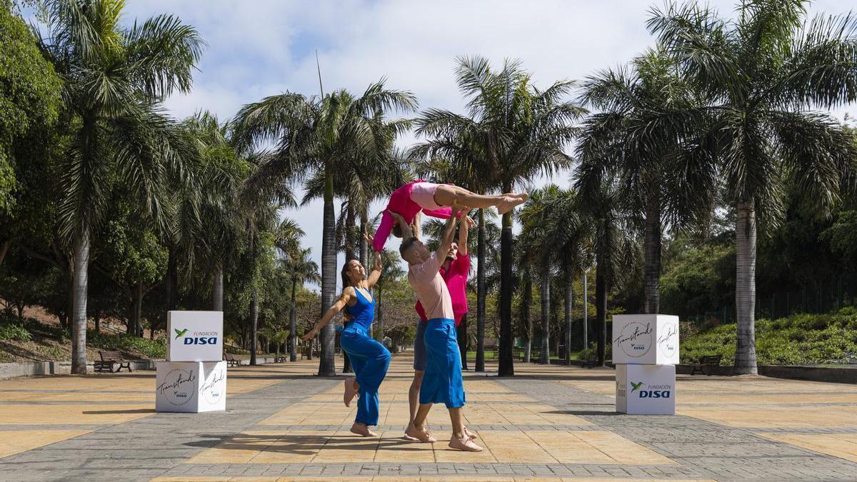 Actuación durante la rueda de prensa del Festival de danza &#039;Transitando&#039;, en el parque Juan Pablo II, en Siete Palmas.