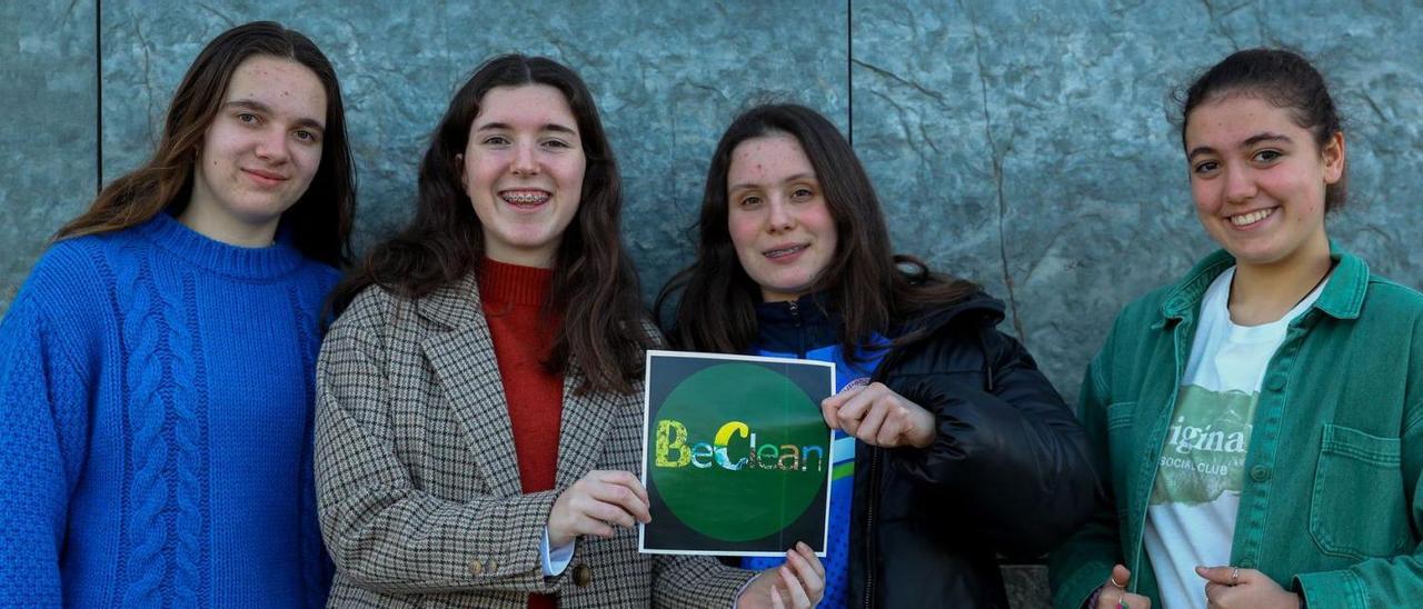 Virginia Cespón, Mariña Nogueira, Carla del Río y Antía Fernández mostrando el logo de su aplicación.  | // IÑAKI ABELLA