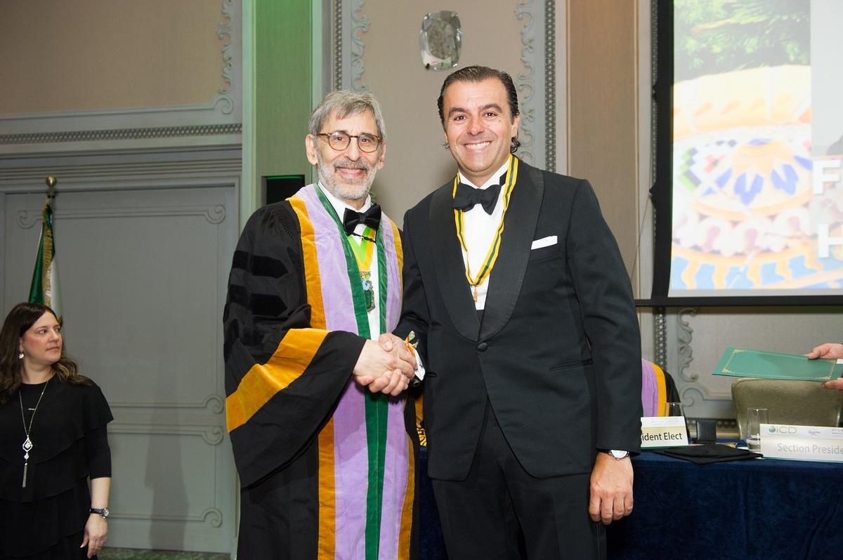 Francisco Javier Herrera Briones, tras ser admitido en el Colegio Internacional de Dentistas.