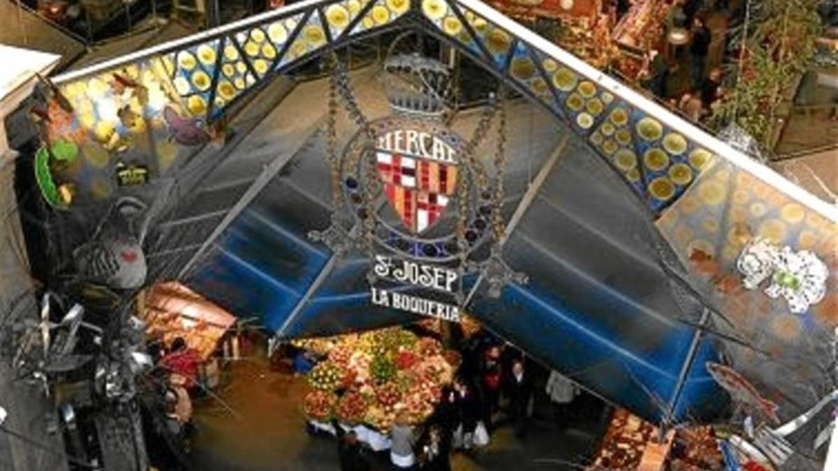 Vista aérea del escudo y el pórtico de acceso al mercado de la Boqueria