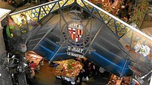 Vista aérea del escudo y el pórtico de acceso al mercado de la Boqueria, el martes.