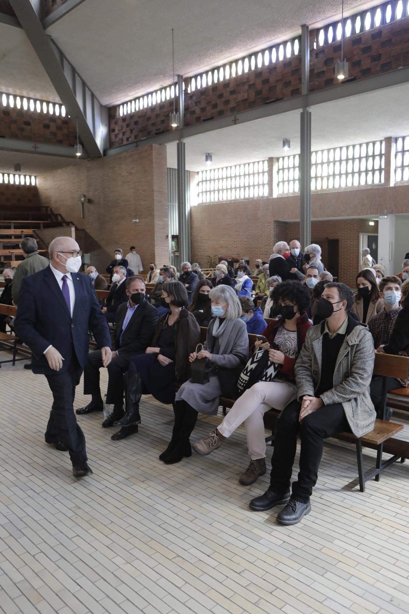 La iglesia de La Argañosa acogió el funeral por el historiador David Ruiz