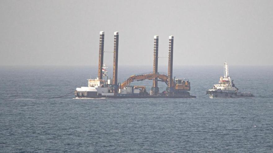 ¿Qué es el extraño barco con &quot;cuatro torres&quot; que fue visto navegando hoy en Gijón?
