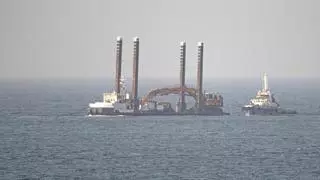 ¿Qué es el extraño barco con "cuatro torres" que fue visto navegando hoy en Gijón?