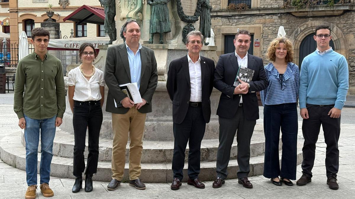 Por la izquierda, Carlos Otero, Sezin Uckuyu, Alejandro Vega, Marcelino Fernández, Luis Benito, Lúa Woodward y Óscar Vigón frente a la estauta La Manzanera