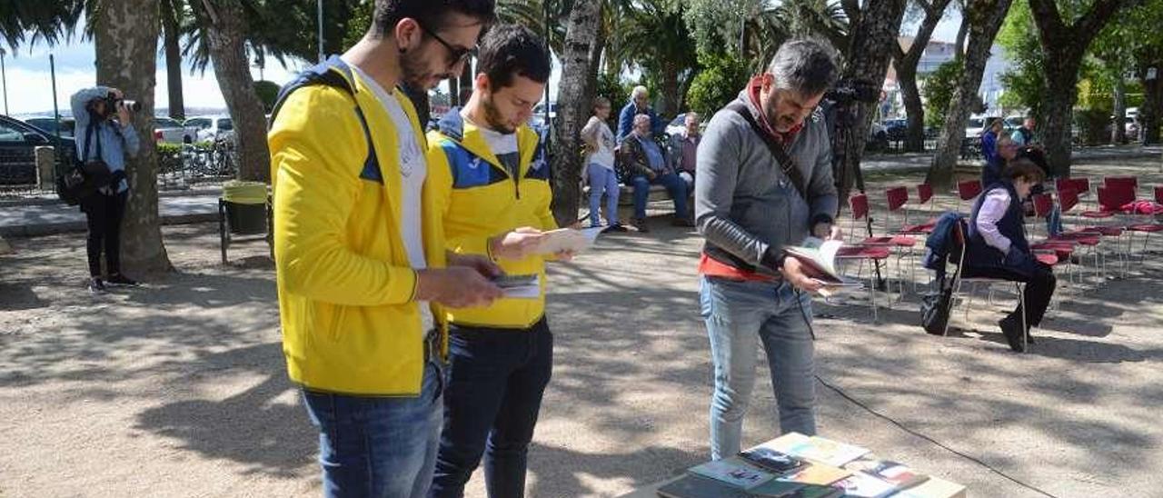 Un momento da lectura pública, no Paseo da Calzada. // Noé Parga