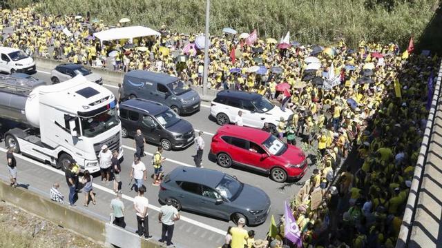 L’AP-7, tallada a l’altura de Granollers per la protesta dels docents | JORDI PUJOLAR / ACN