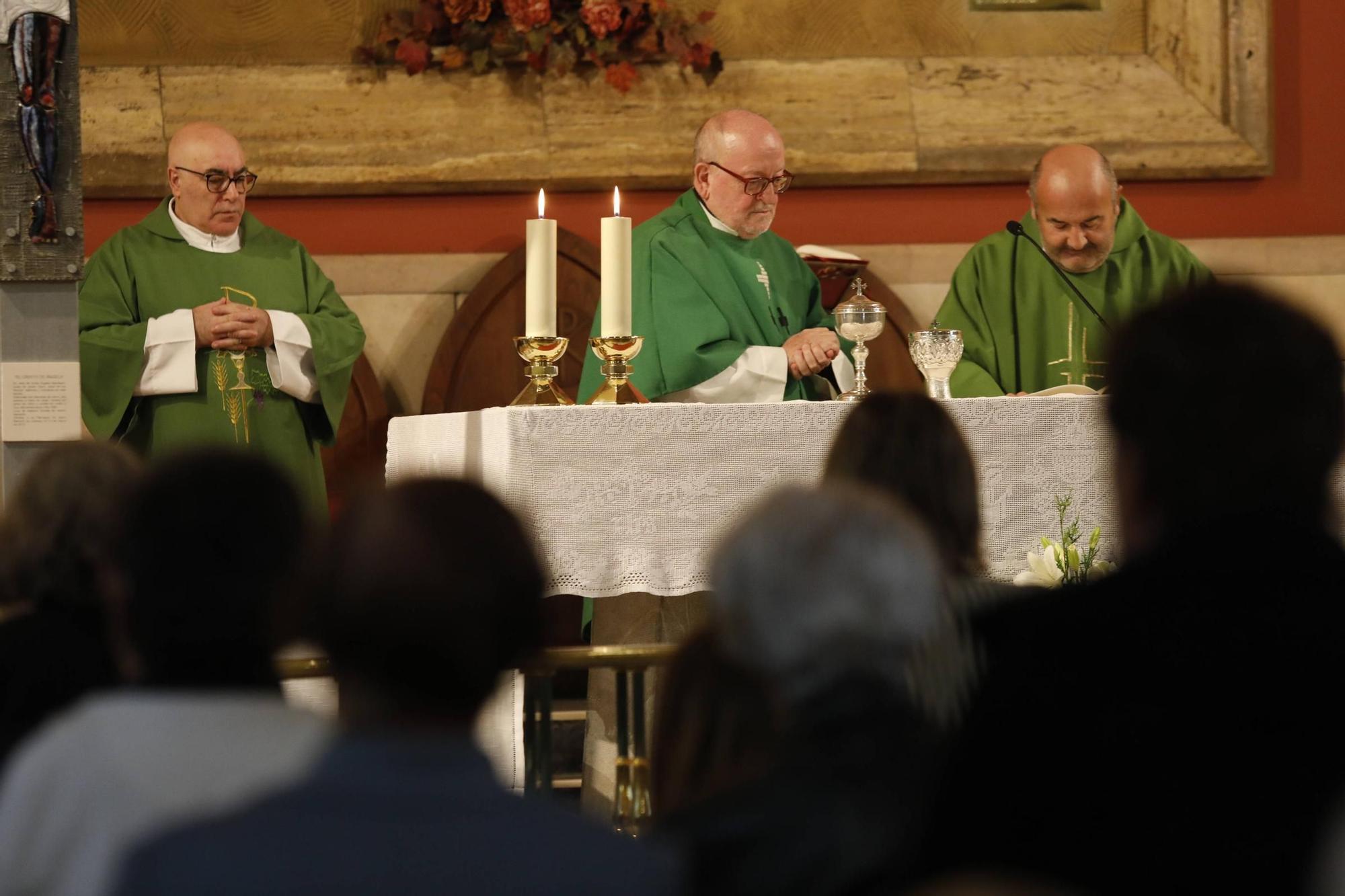 EN IMÁGENES: Así fue el exorcismo del nuevo párroco de Llaranes, Miguel Alderete