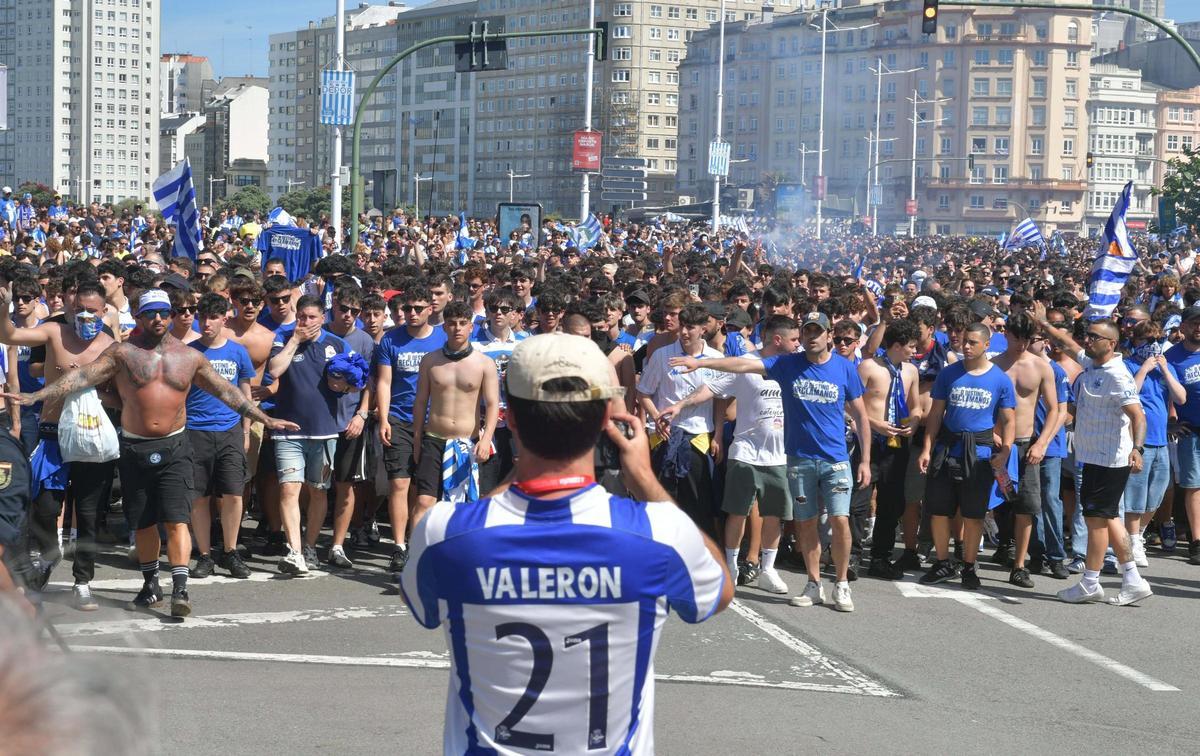 Marcha de la marea blanquiazul y llegada a Riazor