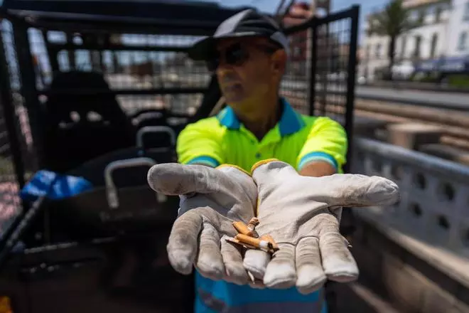 El tabaco persiste en las playas del área de Barcelona pese al veto: "Controlarlo es un caos"