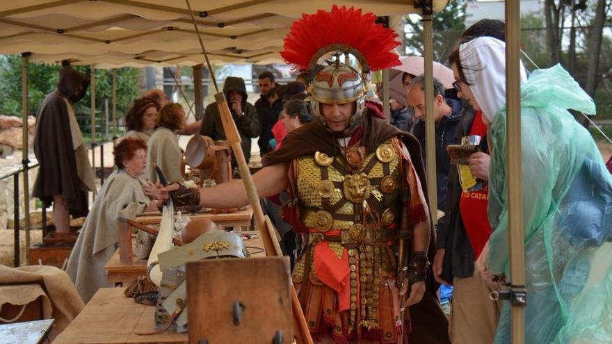 Grecs i romans tornen  a l´Escala pendents de la pluja en el 23è Triumvirat