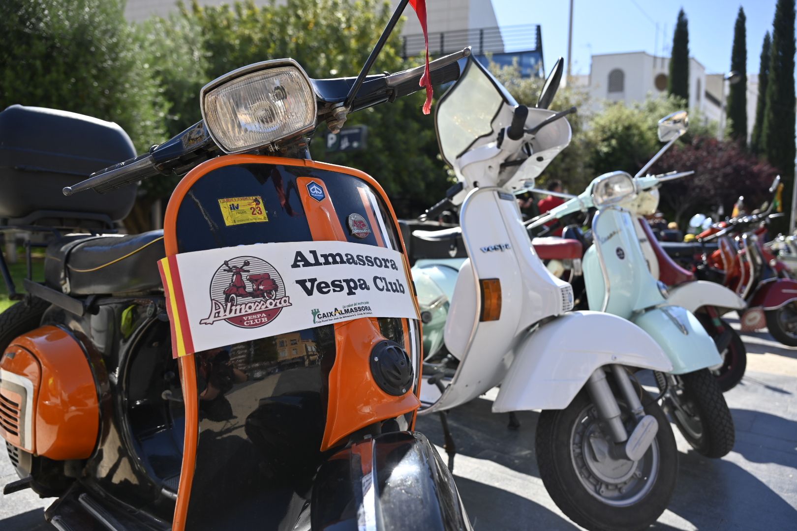 Galería de imágenes: Motos clásicas y vespas 'invaden' Almassora
