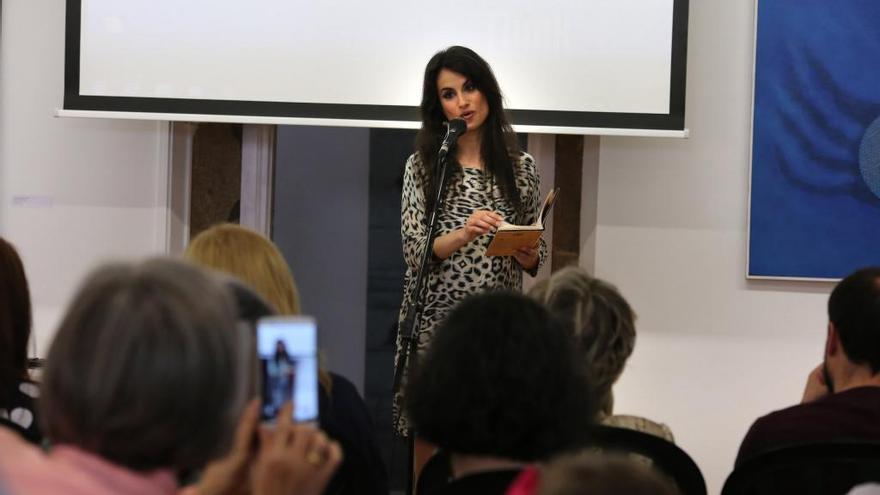 La poeta Yolanda Castaño participó en un recital de poesía en Lalín.// Bernabé/ Gutier