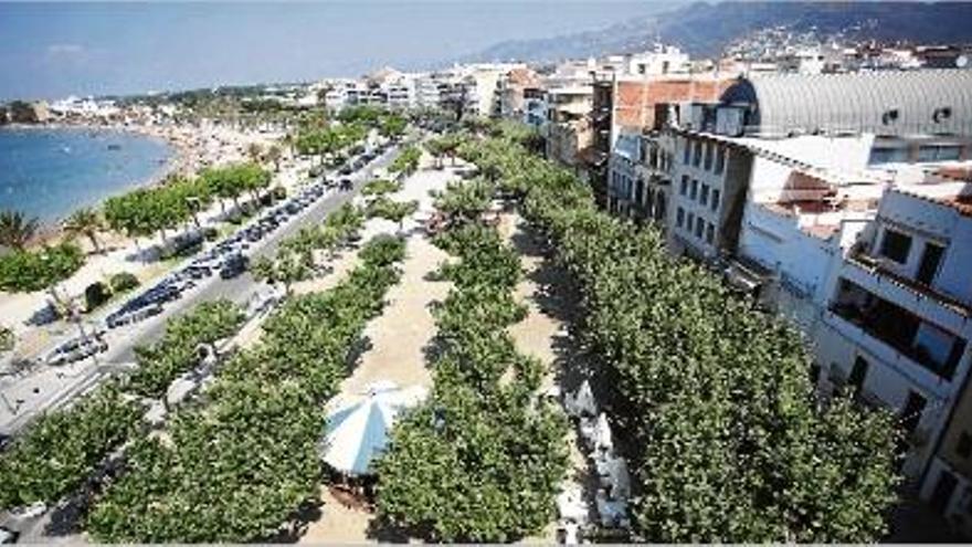 La plaça Catalunya de Roses, que podria ser sotmesa a una reforma.