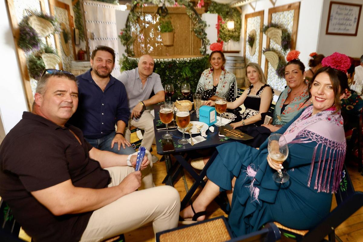 Grupos de amigos y familiares en el sábado de feria, en imágenes