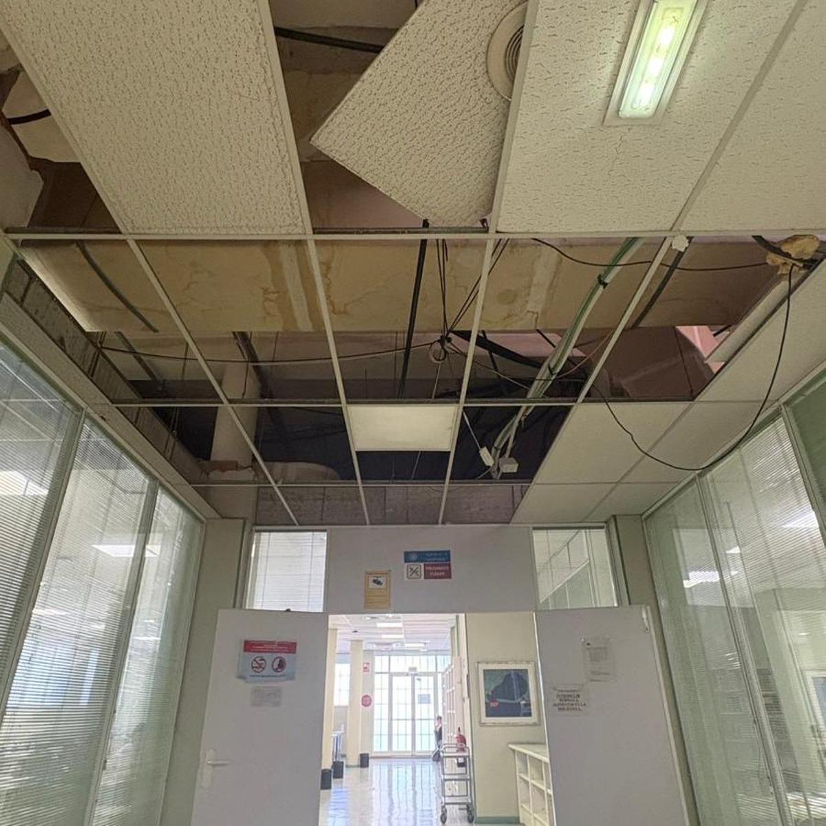 Se desploma parte del falso techo de la biblioteca CAI de Zaragoza por una fuga de agua: "De repente se empezó a hundir"