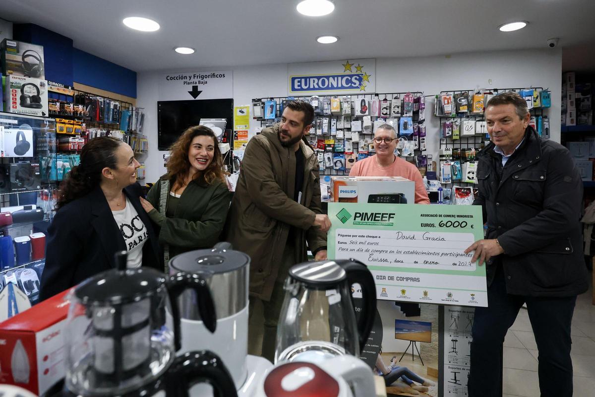Cómo gastar 6.000 euros en una mañana de compras en Ibiza