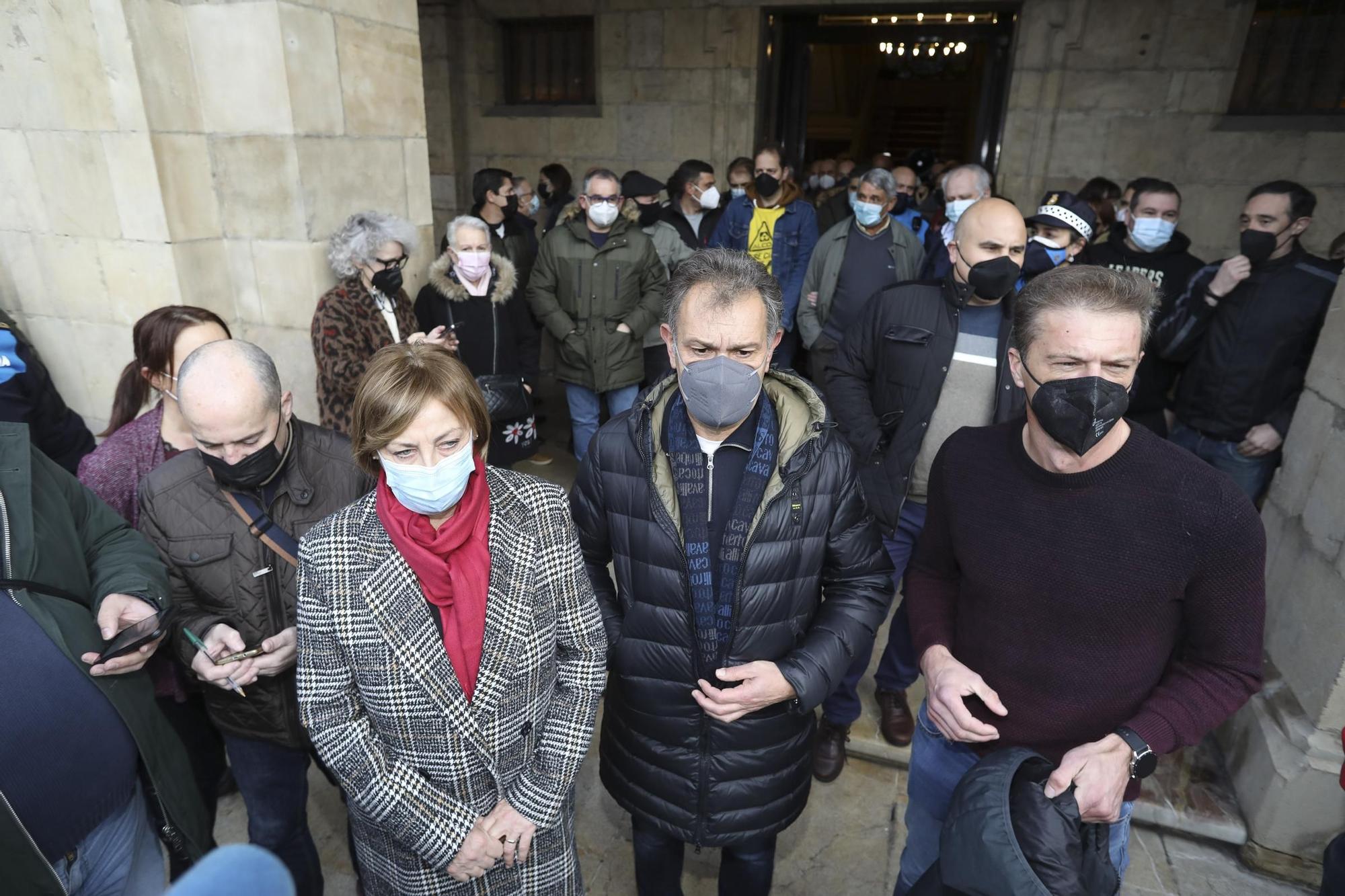 Protesta de los trabajadores de Alu Ibérica en el ayuntamiento de Avilés