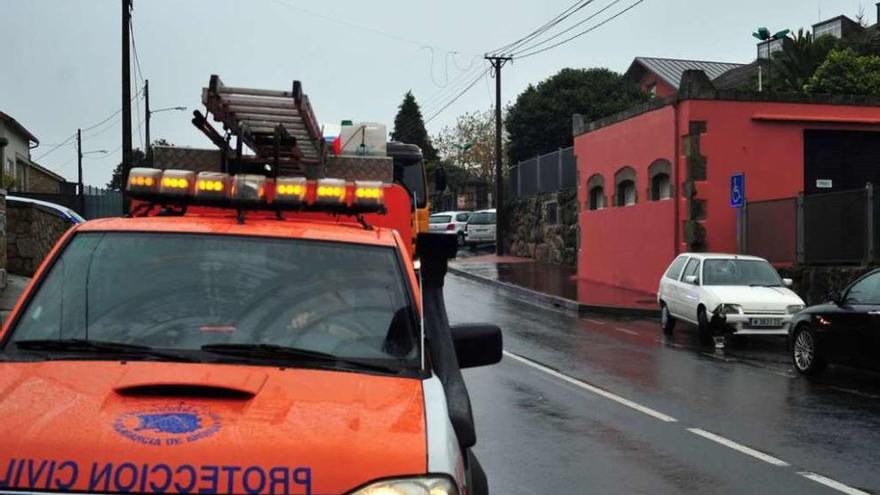 Protección Civil acudió al lugar del atropello. El Citroën AX implicado en el accidente, al fondo. // I. Abella