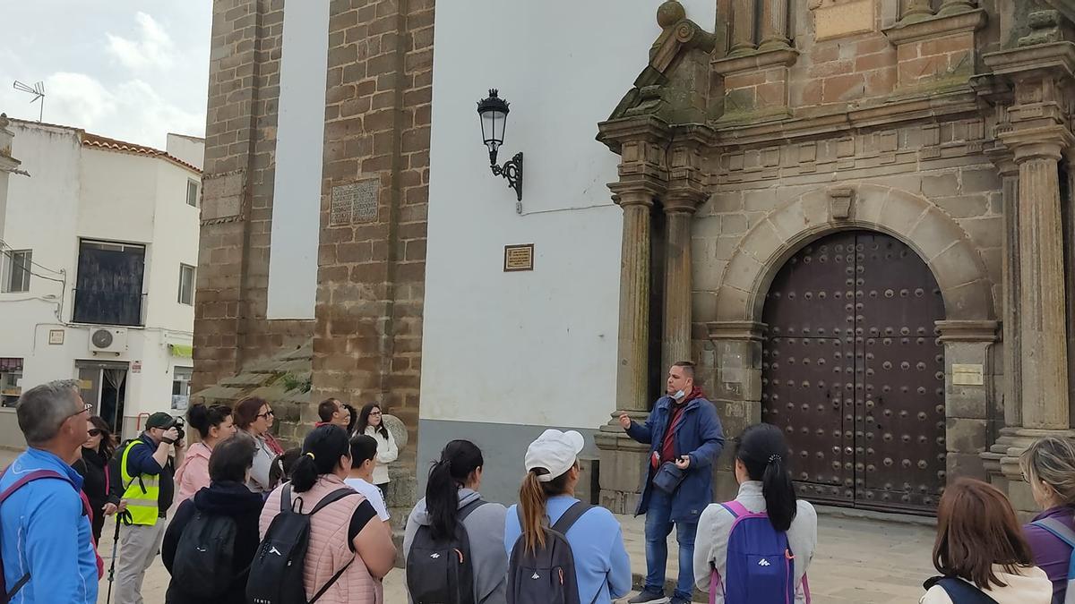 Integrantes de la asociación cultural participan en una actividad