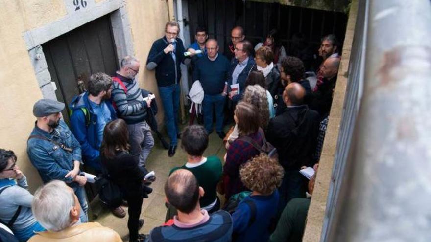 Las Jornadas de patrimonio industrial visitan los históricos asentamientos de trabajadores, ocultos por las vías en la trasera de Oviedo