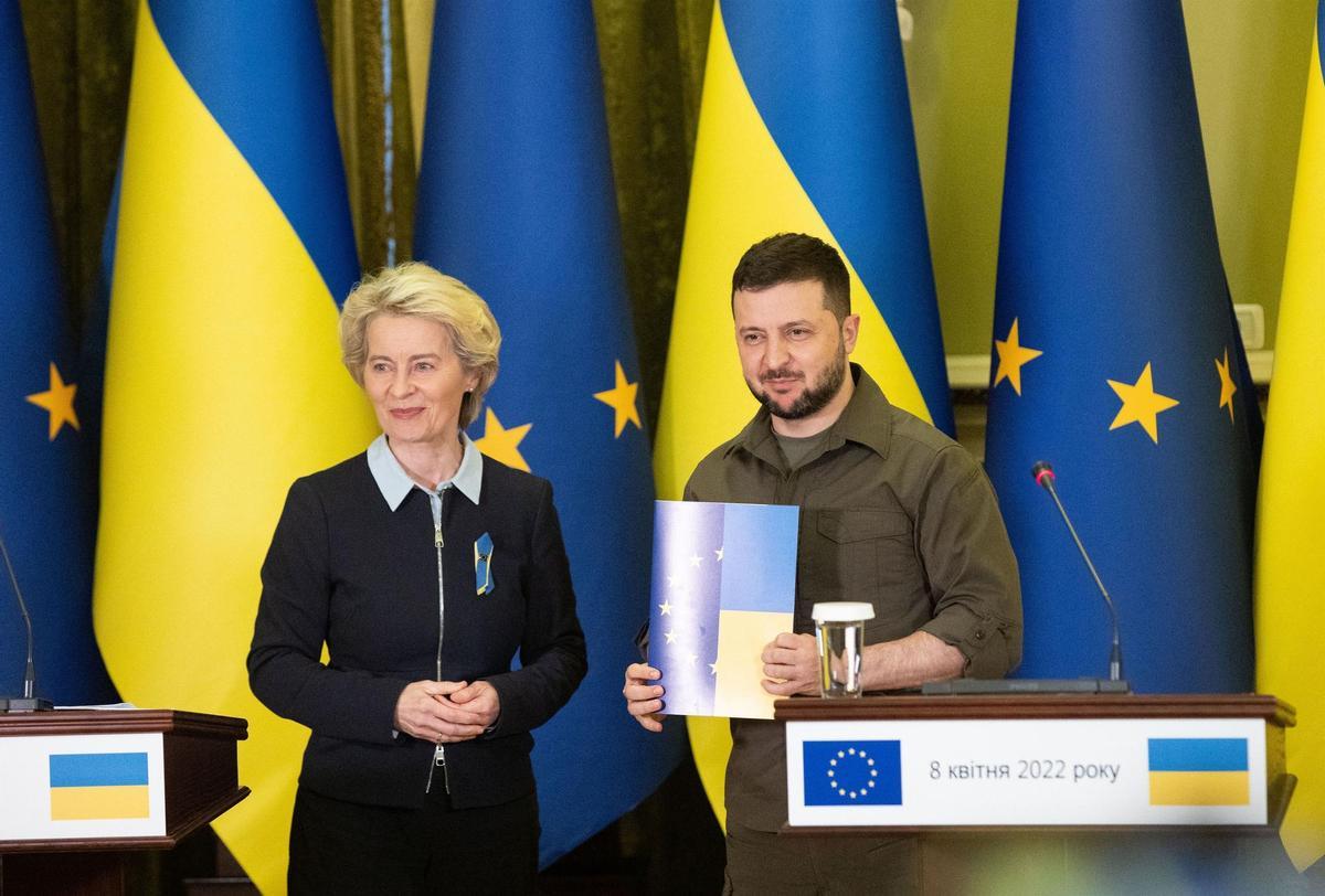 La presidenta de la Comisión Europea, Ursula von der Leyen, y el presidente de Ucrania, Volodimir Zelenski.