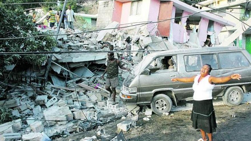 Sobre estas líneas, una mujer clama ante la destrucción de varias viviendas en la capital haitiana. A la izquierda, una mujer herida, junto a otros damnificados. A la derecha, la casa presidencial haitiana, reducida a escombros.