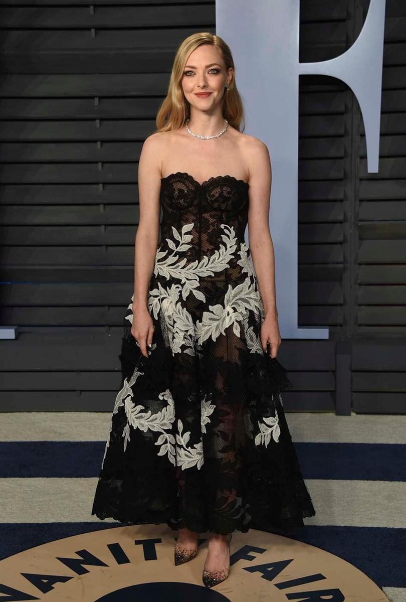 Amanda Seyfried, con un vestido palabra de honor y estampado floral tras los Oscar 2018