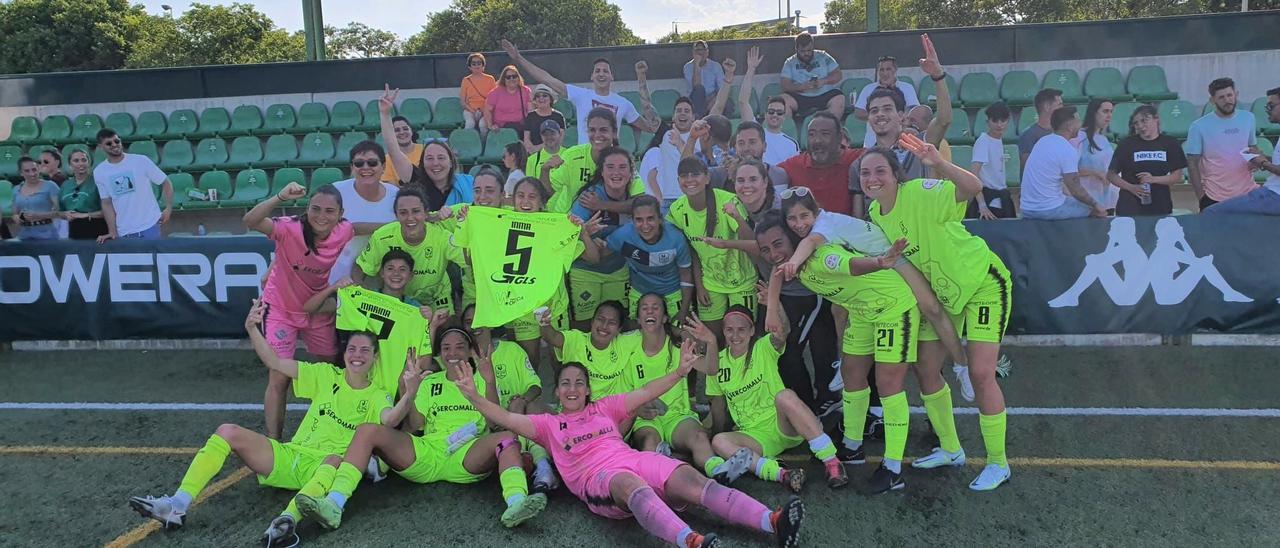 Jugadoras del Pozoalbense celebran la victoria ante el Betis B.