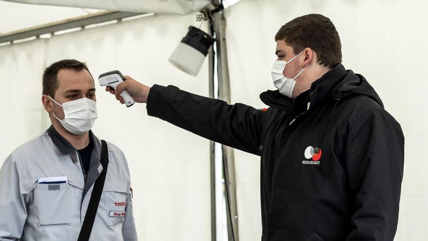 Trabajadores franceses, protegidos ante el coronavirus.