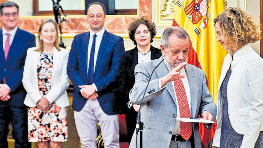 Francisco Fernández Marugán entrega a Meritxell Batet el informe anual del Defensor del Pueblo, en el Congreso.