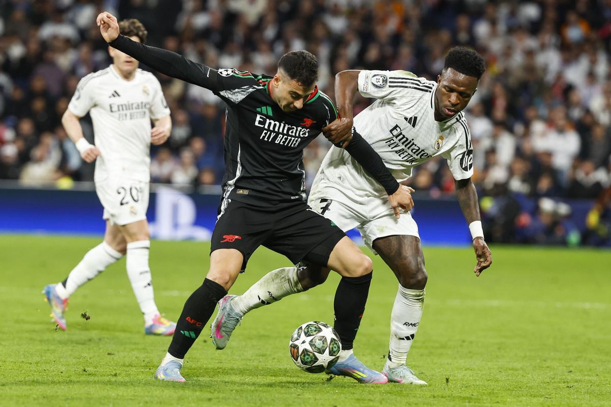 Martinelli, en pugna con Vinicius Junior en el duelo del Bernabéu