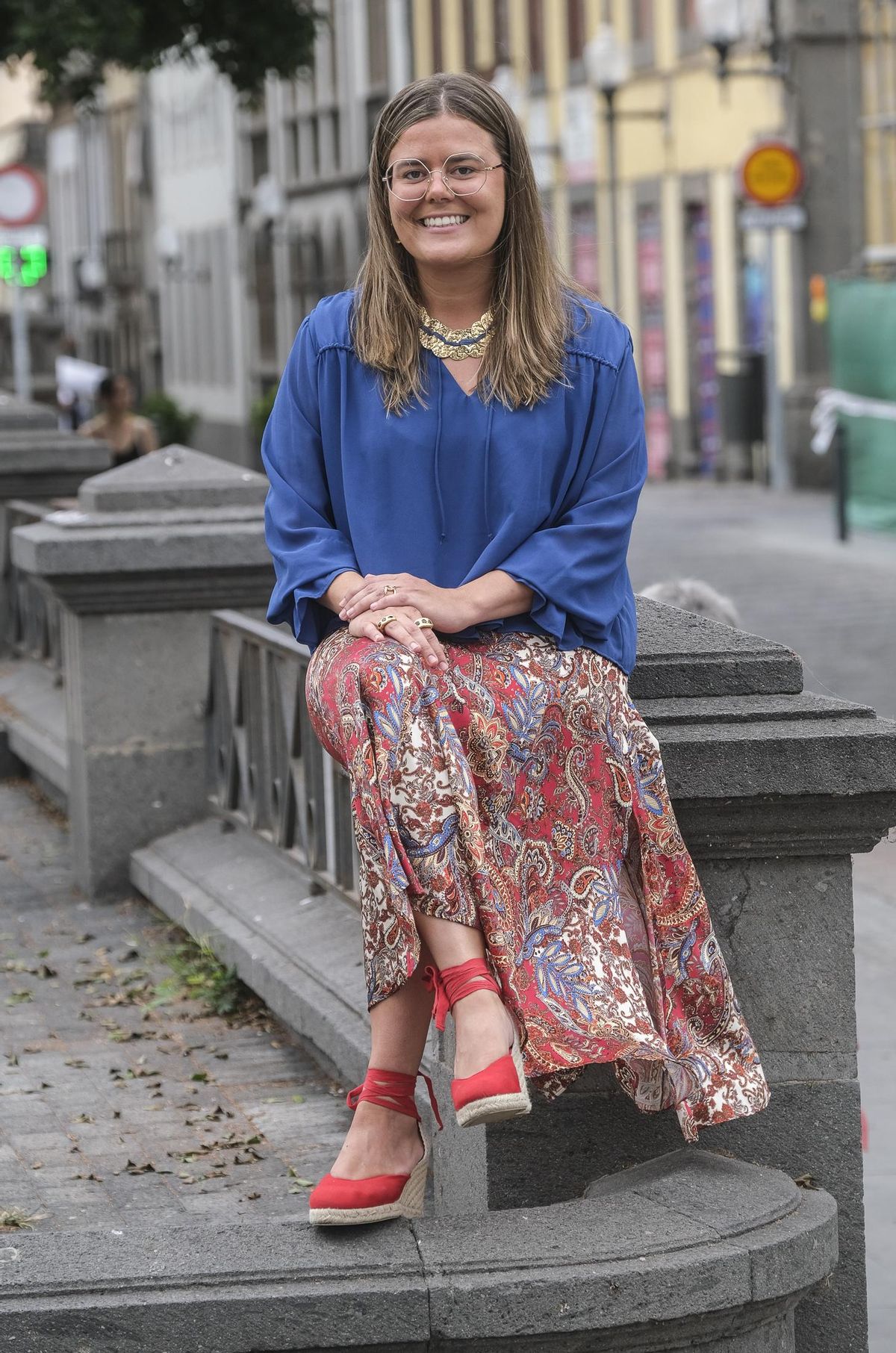 La registradora de la propiedad María Guerrero frente al Gabinete Literario de Las Palmas.