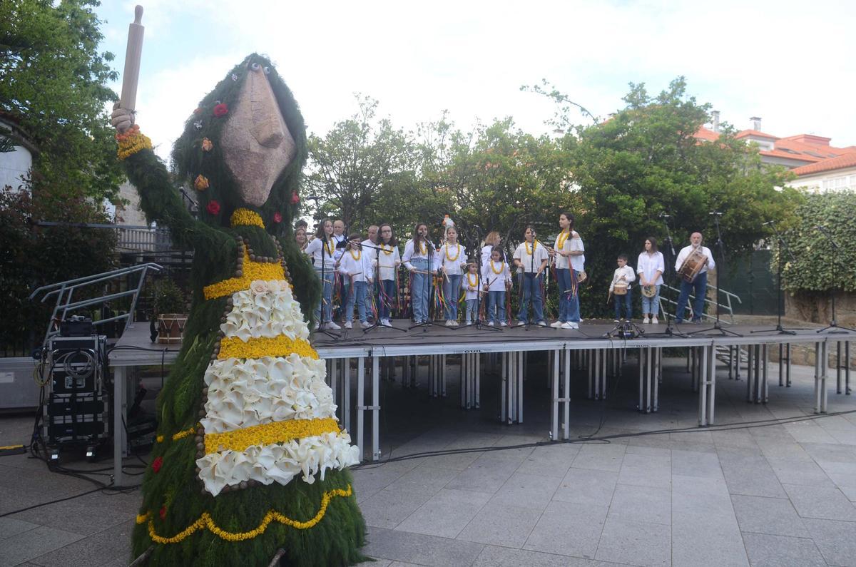 Una composición artística en los "maios" de Cambados, inspirada en la popular Monchiña de Gogue.