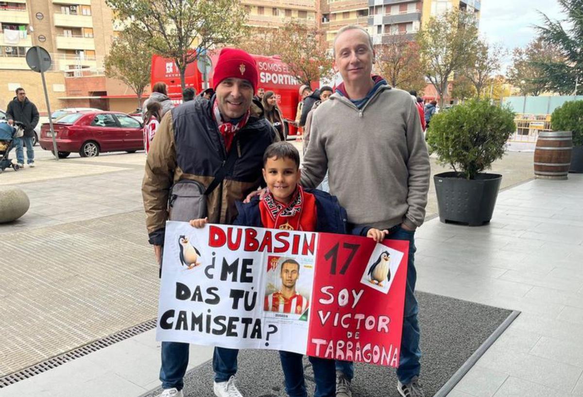 Jorge Costales, en el centro, con sus hijos Luis y Mara, en el hotel donde pernoctó el Sporting.