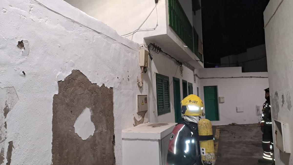 Bomberos del Consorcio de Seguridad y Emergencias de Lanzarote junto a la caja eléctrica con el cable dañado en Caleta de Famara.