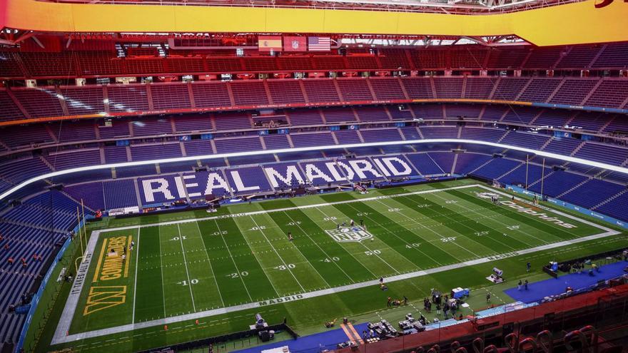 Aspecto del Santiago Bernabéu, preparado para acoger el partido de hoy. |  Efe