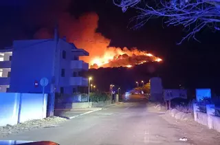 Un incendi forestal obliga a confinar un càmping i un hotel a Montgó