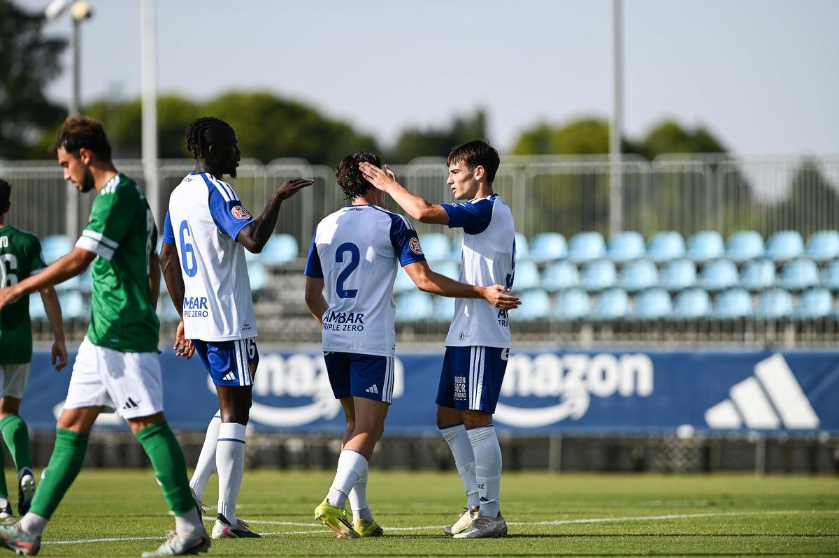 Pau Sans felicitado por Gabilondo tras su gol al Barbastro.