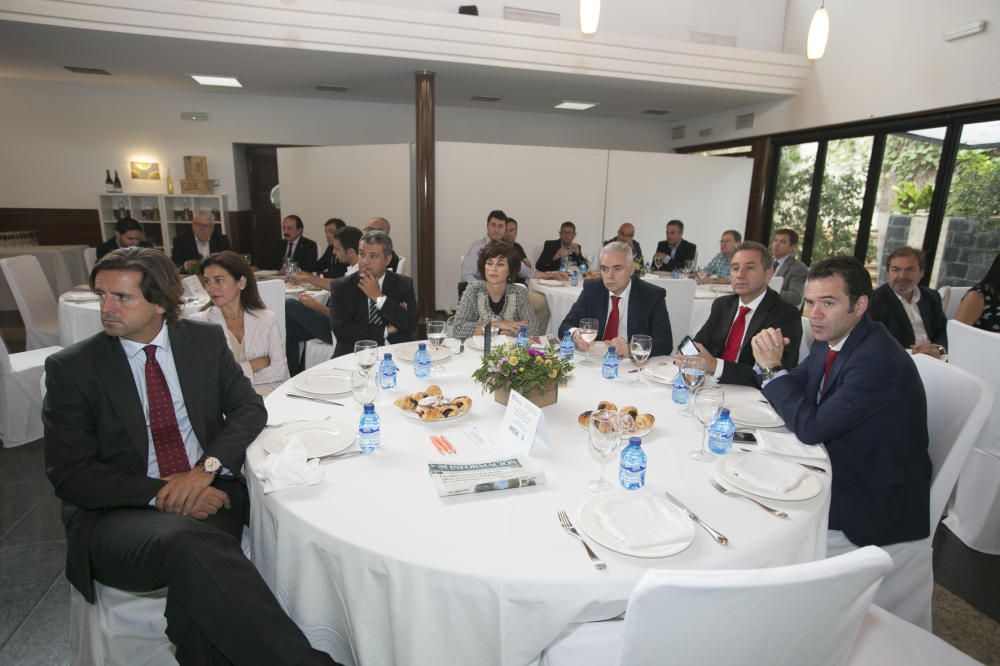 De izquierda a derecha, Pablo de la Vega (Garrigues); Inés Abad (Garrigues); José Juan Rubio (director de área en Alicante de Caixabank); Mar Torres (directora de banca de Instituciones de Caixabank); Mario Ciurana, Andrés Conesa y Raúl García-Conde (directores de zona en Alicante del Santander).