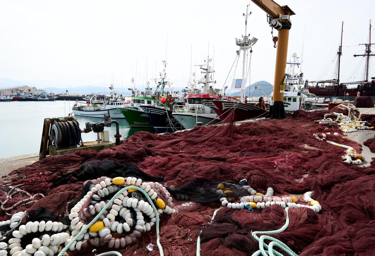  Barcos pesqueros atracados en el puerto de Santoña (Cantabria).