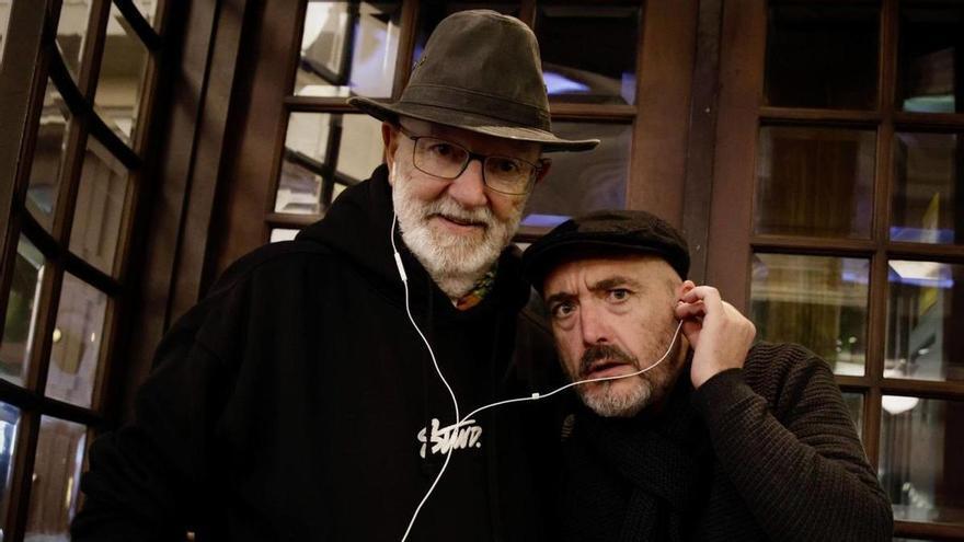 Jerónimo Granda y Maxi Rodríguez, esta semana, en el café Dindurra de Gijón. | JUAN PLAZA