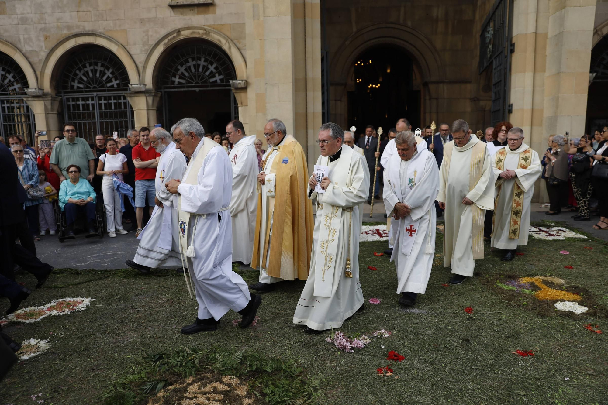 Pétalos, incienso, niños... así fue la procesión del Corpus Christi en Gijón (en imágenes)