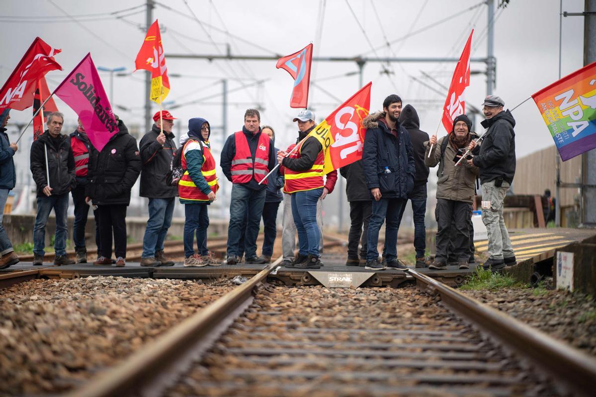 Paros y protestas en Francia por la reforma de las pensiones de Macron