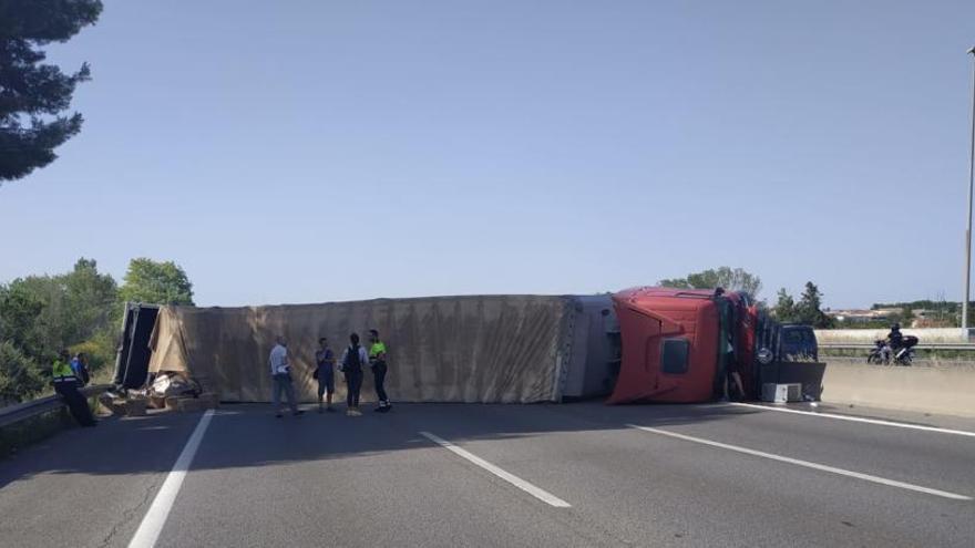 Imatge del camió accidentat