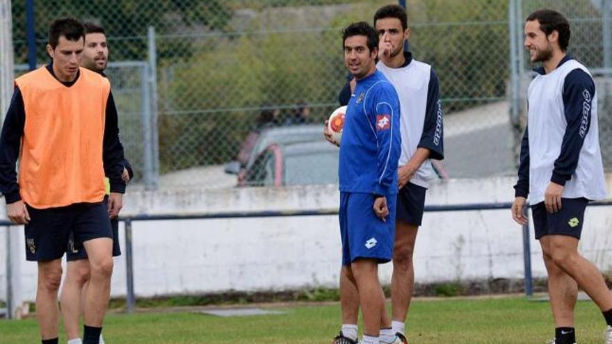 Manu Fernández, dirigiendo uno de sus primeros entrenamientos en las instalaciones de Príncipe Felipe. // Rafa Vázquez