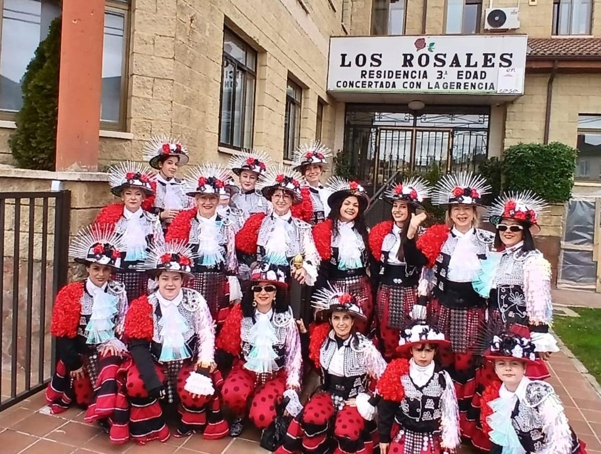 Parte del grupo frente a la residencia Los Rosales, en Moraleja del Vino